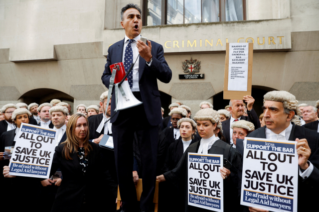 올 6월 말 영국 런던에서 변호사들이 근로조건 개선을 요구하며 시위하고 있다. 영국 형사변호사협회는 22일 다음 달 5일부터 무기한 파업에 돌입한다고 밝혔다. 로이터연합뉴스