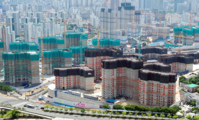 부산에서는 올해 7월부터 2년간 5만 817호의 아파트 입주가 예정되어 있다. 부산의 한 아파트 건설 현장. 부산일보DB