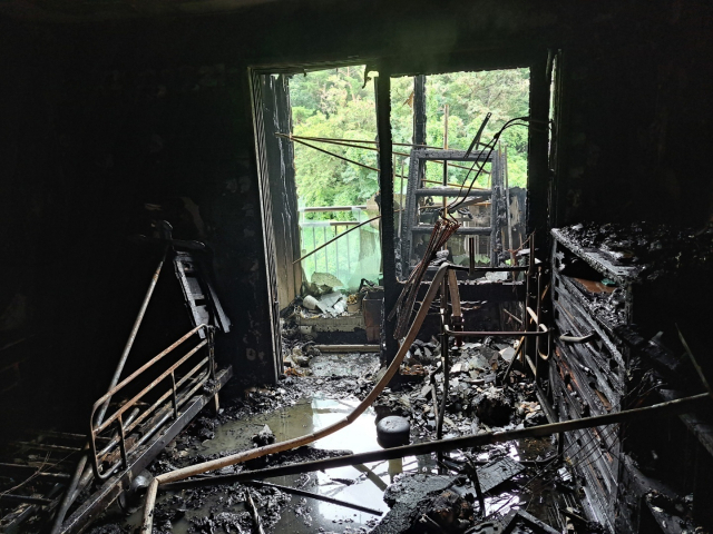 24일 오전 11시께 부산 북구 덕천동의 한 아파트 13층에서 불이 나 주민 1명이 사망하고 주민 2명이 부상을 입었다. 부산소방재난본부 제공