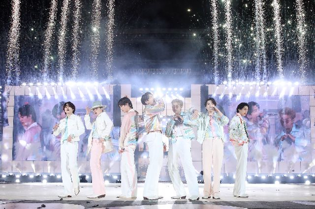 사진은 방탄소년단(BTS)의 콘서트 'BTS 퍼미션 투 댄스 온 스테이지 - 서울' 공연 모습. 부산일보DB