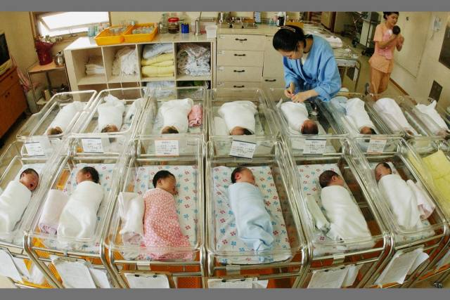 부산에서 한 해 태어나는 출생아 수가 10년 만에 절반 수준으로 줄어든 것으로 조사됐다. 부산의 한 산부인과 병원 신생아실. 부산일보DB