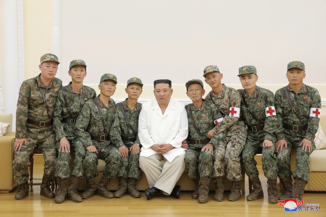 북한 김정은 국무위원장이 18일 비상방역전에서 임무를 완수하고 위훈을 세운 군의부문 전투원들을 만나 축하 격려 했다고 조선중앙통신이 19일 보도했다. 연합뉴스
