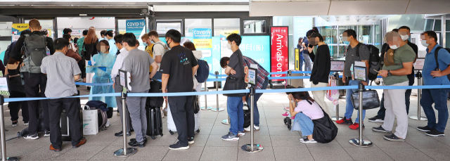 정부가 해외 입국자들을 대상으로 한 입국 전 코로나19 검사를 폐지하는 쪽으로 방향을 잡았다. 방역당국 관계자는 28일 연합뉴스와의 통화에서 