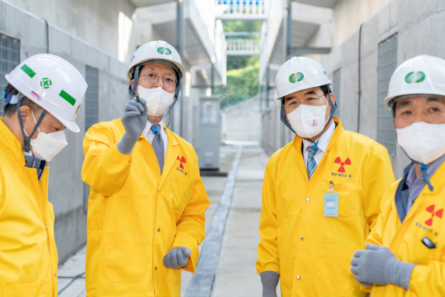 지난 26일 경북 경주에 있는 한국수력원자력 월성원자력본부에서 이창양 산업통상자원부 장관(오른쪽 두번째)이 회사 관계자 안내를 받아 시설을 둘러보고 있다. 월성원자력본부 제공