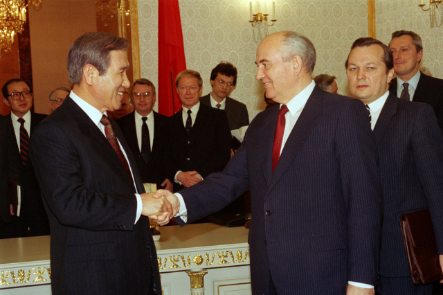 1990년 12월 14일 미하일 고르바초프 전 소련 대통령과 대통령이 옛 소련 크레믈린궁에서 노태우 전 대통령과 정상회담에 앞서 악수하는 모습. 연합뉴스