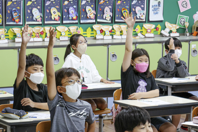 부산지역 대부분의 학교가 개학한 1일 오전 부산 동구 수정초등학교에서 학생들이 수업을 듣고 있다.