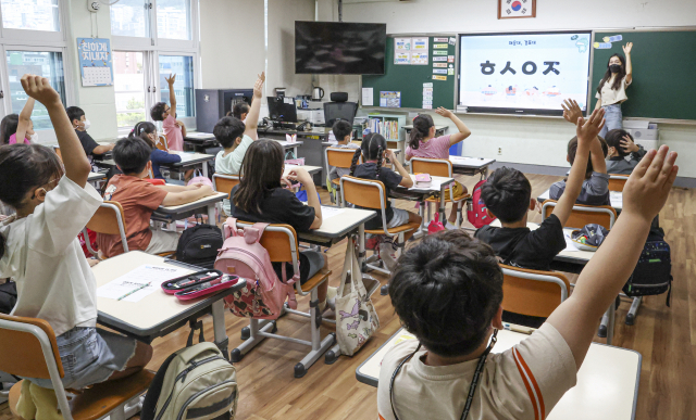 부산지역 대부분의 학교가 개학한 1일 오전 부산 동구 수정초등학교에서 학생들이 수업을 듣고 있다.