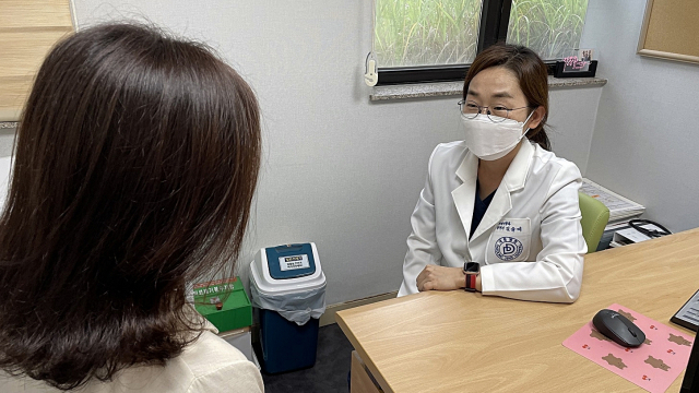 대동병원 종합건강검진센터 김윤미 과장이 내원 환자에게 건강관리 상담을 진행하고 있다. 대동병원 제공
