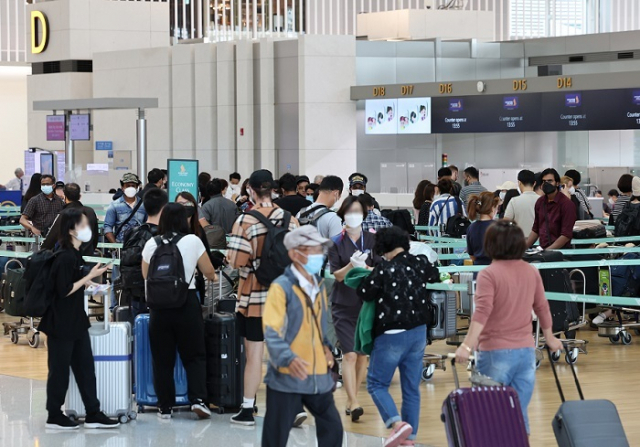 우리나라 국제선 항공편 운항횟수가 코로나 이전의 40% 정도까지 회복된 것으로 나타났다. 사진은 인천공항 제1여객터미널 모습. 연합뉴스