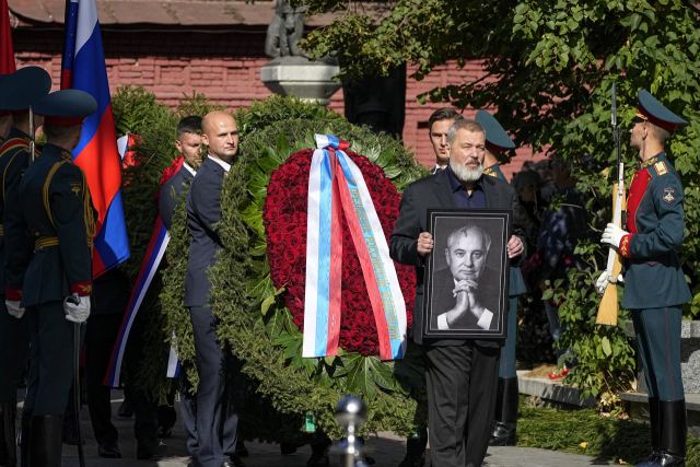 3일(현지 시간) 러시아 모스크바에서 엄수된 미하일 고르바초프 전 소련 대통령 장례식에서 지난해 노벨평화상을 수상한 언론인 드미트리 무라토프가 고인의 영정사진을 들고 운구행렬을 이끌었다. 무라토프는 1993년 고르바초프의 자금 지원으로 신문사를 설립하는 등 고인과 인연이 깊었다. AP연합뉴스연합뉴스