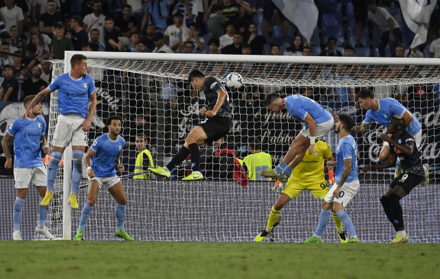 나폴리의 김민재(왼쪽에서 네 번째)가 4일(한국시간) 이탈리아 로마의 스타디오 올림피코에서 열린 2022-2023 이탈리아 프로축구 세리에A 라치오와의 경기에서 1-1 동점을 만드는 헤딩 골을 터트리고 있다. 이 골은 김민재의 리그 2호 득점이다. EPA연합뉴스