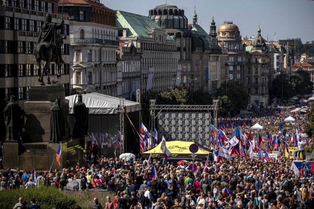 체코 프라하 바츨라프 광장에서 3일(현지시간) 반정부 시위가 벌어지고 있다. 7만 명 규모의 시위대는 체코가 러시아-우크라이나 전쟁에서 중립에 서고, 러시아 등과 계약을 맺어 가스를 싸게 들여와야 한다고 주장한다. EPA연합뉴스