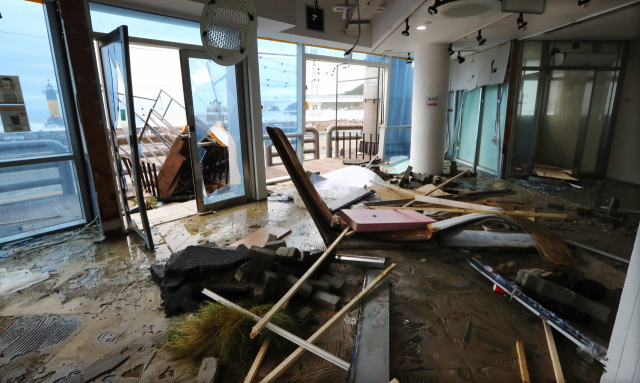 6일 오전 부산 서구 암남동 송도해변로의 한 상가가 방파제를 넘어온 파도에 파손돼 처참한 모습을 드러내고 있다. 정종회 기자 jjh@