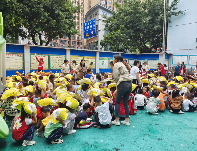 5일 규모 6.8 강진이 발생한 중국 쓰촨성 루딩현에서 구조대원들이 생존자들을 옮기고 있다. 아래는 지진 발생 후 놀이터로 대피한 쓰촨성 야안시 스몐현의 한 유치원 원아들. 신화연합뉴스