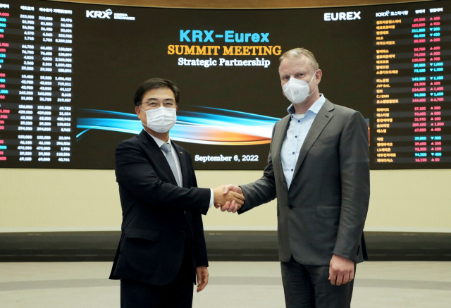 손병두(왼쪽) KRX 이사장이 6일 마이클 피터스(Michael Peters) 유렉스 CEO와 악수를 하고 있다. KRX 제공