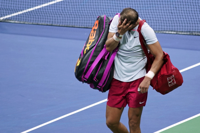 테니스 남자 단식 메이저 대회 최다 우승자인 라파엘 나달이 5일 US 오픈 테니스대회 16강전에서 프랜시스 티아포에게 진 뒤 이마에 손을 올리며 아쉬워 하는 모습으로 경기장을 빠져나가고 있다. AP연합뉴스
