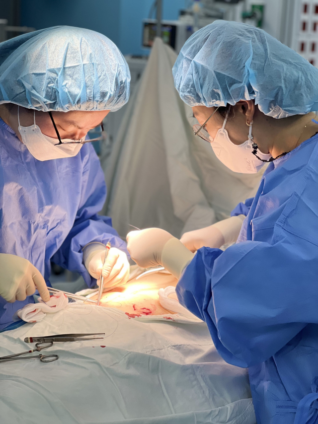 동아대병원 소아외과 클리닉 남소현 교수(오른쪽)는 림프관종, 항문막힘증 등 선천성 기형과 배변장애 질환 분야에 권위가 높다. 동아대병원 제공