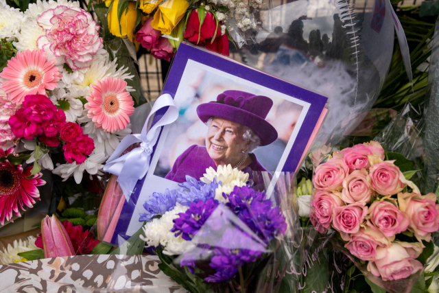 11일(현지시간) 영국 런던 버킹엄궁 앞에 엘리자베스 2세 여왕을 추모하는 꽃들이 쌓여 있다. AFP연합뉴스