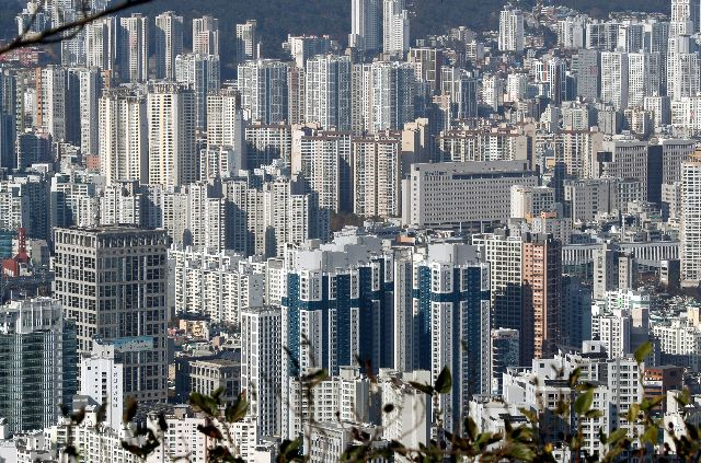 사진은 20일 연제 동래구 일대 아파트와 고층빌딩 모습. 부산일보DB
