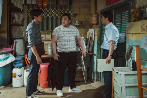 배우 마동석과 손석구가 의기투합한 영화 ‘범죄도시2’ 스틸 컷. 에이비오엔터테인먼트 제공