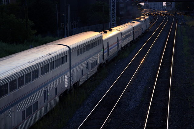 전미 여객철도공사 암트랙(Amtrak) 열차가 14일 시카고 유니언 역 인근 선로에 멈춰 있다. 미국 철도는 노사 간 근로협상 결렬로 인해 대규모 파업이 예고됐다. AP연합뉴스
