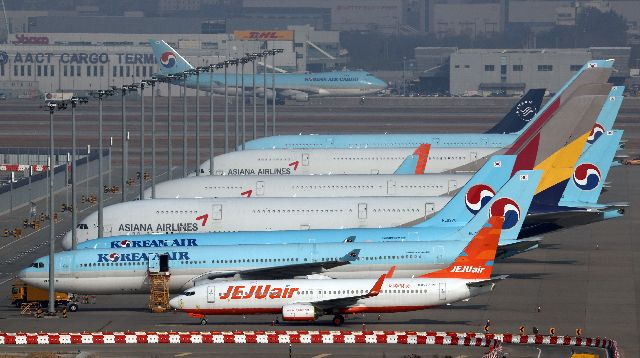 사진은 인천국제공항 계류장에 대한항공과 아시아나항공 항공기들이 서있다. 부산일보DB