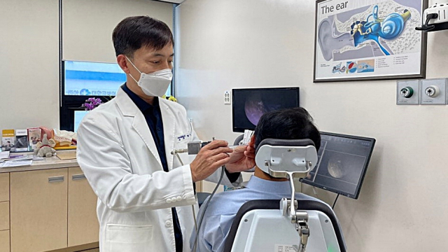 동아대학교병원 이비인후과 정성욱 교수가 난청환자에게 귀내시경검사를 시행하고 있다. 동아대병원 제공