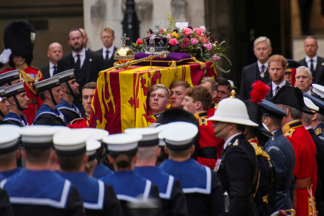 지난 70년간 영국 군주로 재위했던 엘리자베스 2세 여왕의 장례식이 19일(현지시간) 런던 웨스트민스터사원에서 국장으로 거행됐다. 여왕의 관이 웨스트민스터사원으로 운구되고 있다. 로이터연합뉴스