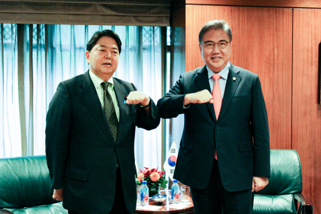 박진 외교부 장관(오른쪽)과 하야시 요시마사 일본 외무상이 한일 외교자관 회담에서 인사하고 있다. 연합뉴스
