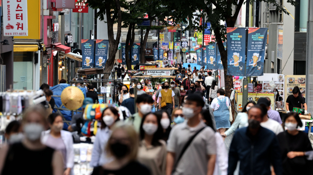 정부가 실외마스크 의무의 완전 해제를 검토 중인 것으로 알려진 가운데 20일 오후 서울 명동거리에서 마스크를 쓴 시민 및 관광객들이 걸어가고 있다. 현재 50인 이상의 행사·집회 등 밀집도가 높은 야외 장소에서는 마스크 착용 의무가 유지되고 있다. 연합뉴스