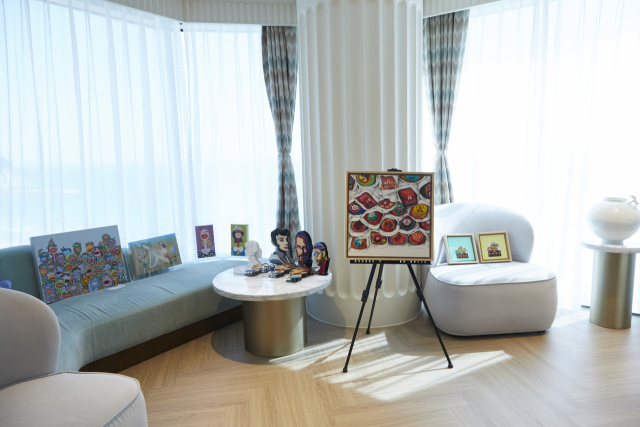 호텔아트페어는 컨벤션 센터에서 열리는 기존 페어와 달리 호텔 객실에서 편안하게 작품을 감상할 수 있다. 부산화랑협회 제공