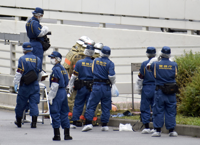 21일 일본 경찰이 도쿄 총리관저 인근에서 벌어진 분신 사건을 조사하고 있다. 로이터연합뉴스