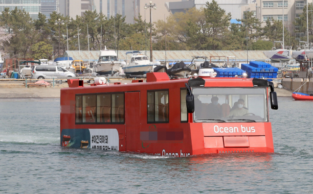 지난해 3월 부산시 수륙양용투어버스 사업자 공모에 참여한 한 업체의 수륙양용버스가 부산 수영만 앞바다를 시험 주행하고 있다. 부산일보 DB
