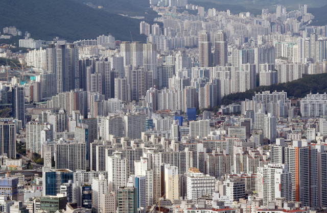 사진은 21일 오후 연제구와 동래구 일대 아파트와 고층빌딩 모습. 연합뉴스
