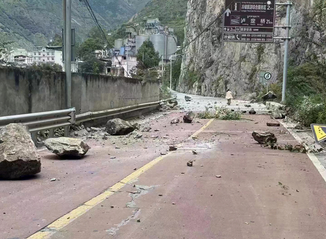 5일 규모 6.8의 강진이 발생한 중국 쓰촨성 간쯔장족자치주 루딩현 도로에 암석이 떨어져 있다. 루딩현 당국은 지진으로 7명이 사망했으며 도로와 통신이 두절되고 주택이 파손돼 피해 상황을 집계 중이라고 발표했다. 연합뉴스