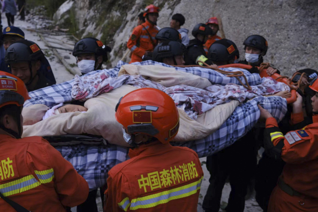 5일 규모 6.8의 강진이 발생한 중국 쓰촨성 간쯔장족자치주 루딩현에서 구조대원들이 생존자를 들것에 실어 옮기고 있다. 관영 중국 중앙 CCTV는 이번 지진으로 최소 46명이 사망하고 16명이 연락 두절됐으며, 50명이 부상한 것으로 파악됐다고 보도했다. 연합뉴스