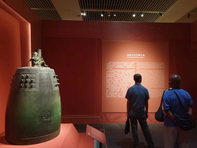 지난 7월 26일부터 한·중·일 국립박물관 공동 기획으로 중국 베이징 국가박물관에서 개막했지만, 중국이 고구려·발해를 고의로 삭제한 한국 고대사 연표를 게시해 물의를 빚은 ‘한·중·일 고대 청동기’ 전시회. 연합뉴스
