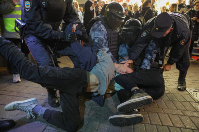 21일(현지시간) 러시아 모스크바에서 경찰이 부분 동원령에 항의하는 한 시위 참가자를 체포하고 있다. 로이터연합뉴스
