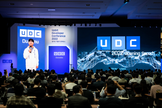 22일 부산 부산항국제전시컨벤션센터(BPEX)에서 개막한 ‘업비트 개발자 콘퍼런스(UDC) 2022’에서 송치형 두나무 회장이 오프닝 스테이지 연설을 하고 있다. UDC 제공