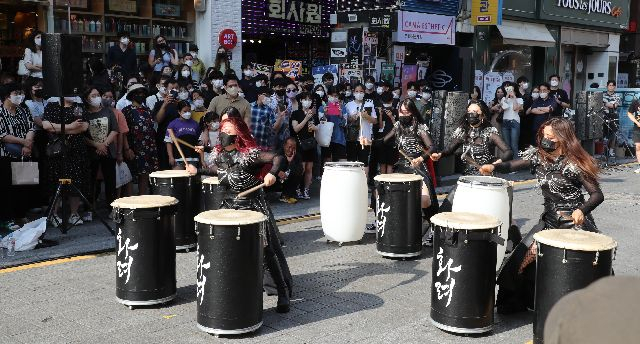 부산문화재단은 지난 3개월간 부산거리예술축제를 개최했다. 사진은 6월 18일 서면 젊음의거리 공연 모습. 부산일보DB