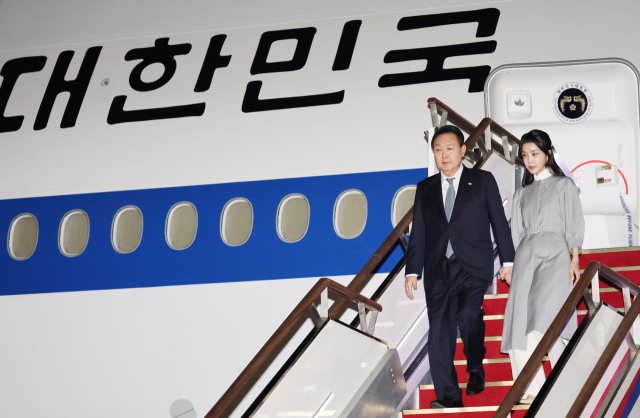 윤석열 대통령과 김건희 여사가 영국·미국·캐나다 순방을 마치고 24일 성남 서울공항에 도착, 공군 1호기에서 내리고 있다. 연합뉴스
