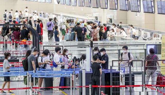 일본 입국 규제 완화로 일본 여행 수요가 급증할 것으로 예상된다. 부산 김해공항 국제선 출국장. 부산일보DB