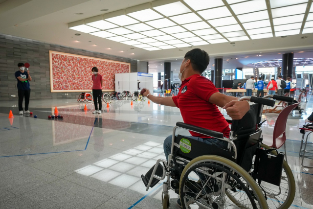 지난 21일 제주 서귀포시 제주국제컨벤션센터에서 열린 2022 전국장애인기능경기대회 장애인 인식개선행사에서 관객들이 장애인 스포츠를 체험하며 장애인식개선에 함께하고 있다. 한국장애인고용공단 제공