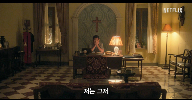 부산 해운대구 부산영화촬영스튜디에서 촬영된 '수리남'의 교회 목사실 장면. 넷플릭스 예고편 캡처