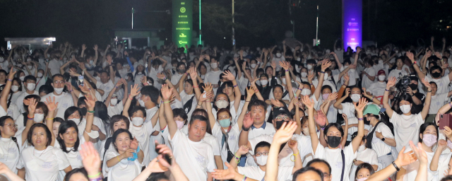 지난 1일 밤 부산 수영구 남천동 광남초등학교에서 ‘2030월드엑스포부산나이트워크 #수영’ 참가자들이 출발에 앞서 몸풀기 운동을 하고 있다. 이재찬 기자 chan@