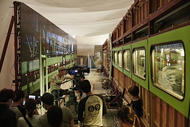 부산영화촬영스튜디오에서 영화 ‘부산행’을 촬영하는 모습. 당시 2량 이상의 객차와 연결부 세트 제작을 위해서 40~50m 길이의 실내 세트장이 필요했는데, 부산영화촬영스튜디오가 유일했다.