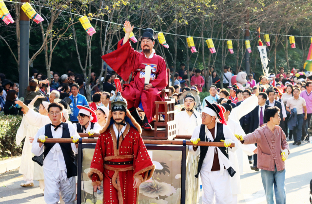 오는 14일부터 16일까지 부산 동래구에서 제28회 동래읍성역사축제가 열린다. 사진은 2019년 열린 동래읍성역사축제 모습. 동래구청 제공
