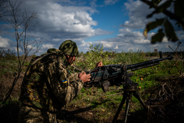 5일(현지시간) 우크라이나 남부 미콜라이우 전선에서 우크라이나 군인이 중기관총을 점검하고 있다. AFP연합뉴스