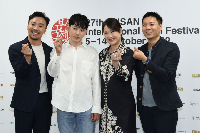 한국과 싱가포르 합작 영화 ‘아줌마’의 허슈밍(맨 왼쪽) 감독, 배우 강형석(왼쪽 두 번째)과 홍휘팡(왼쪽 세 번째), 앤소니 첸 프로듀서. 안지현 인턴기자
