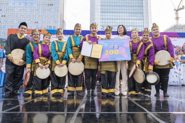 경성대학교(총장 이종근) 인도네시아 전통춤 동아리 KITA는 최근 부산역 광장 유라시아 플랫폼에서 진행된 제17회 부산세계시민축제 세계민속문화 한마당 ‘얼씨고(All See Go)’에서 대상을 받았다.